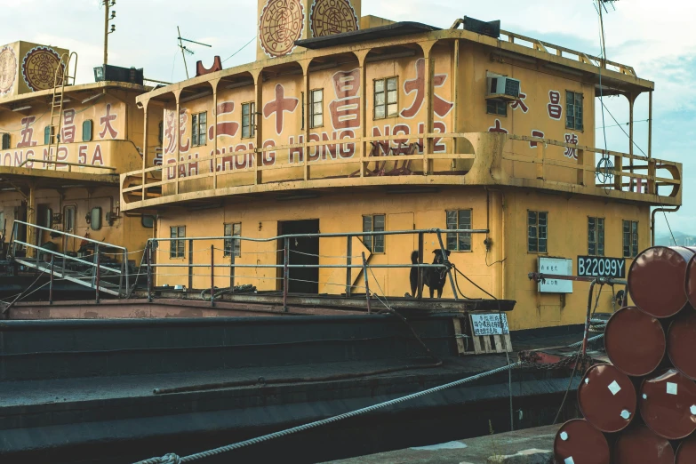 the outside of a building that says chinese boarding palace