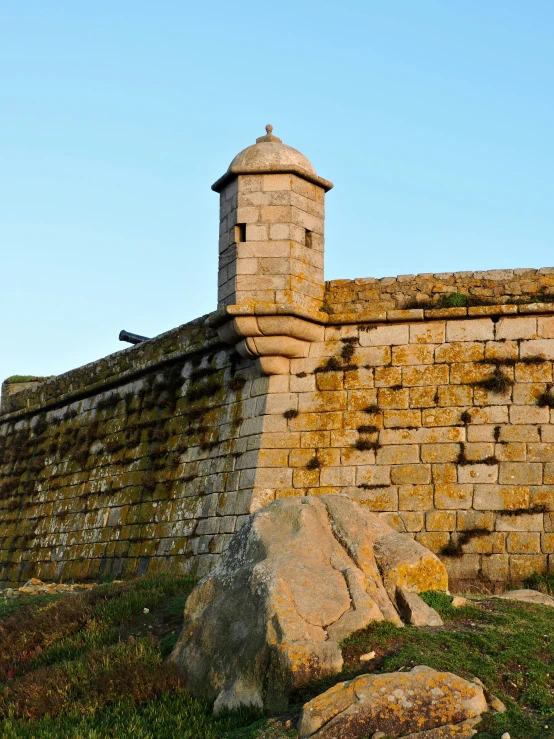 a stone wall that is made of bricks