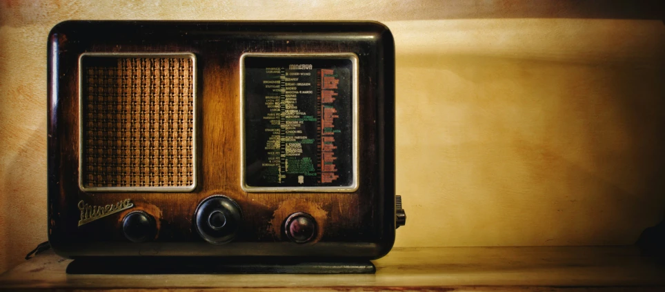 an old fashion radio set sitting on a shelf