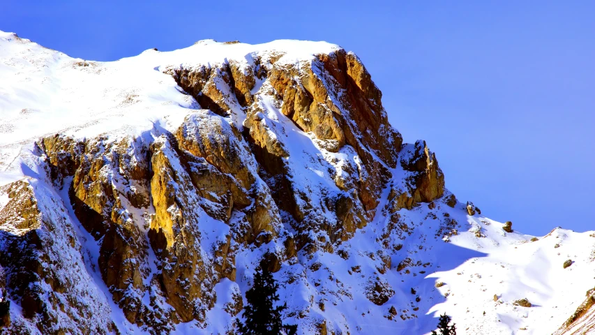 the top of the mountain is covered in snow