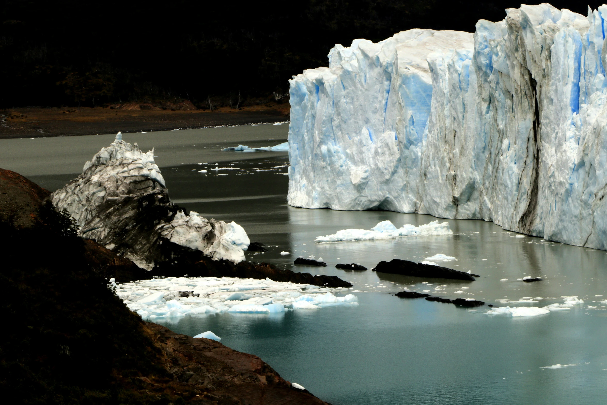 icebergs are seen in the water near a glacier