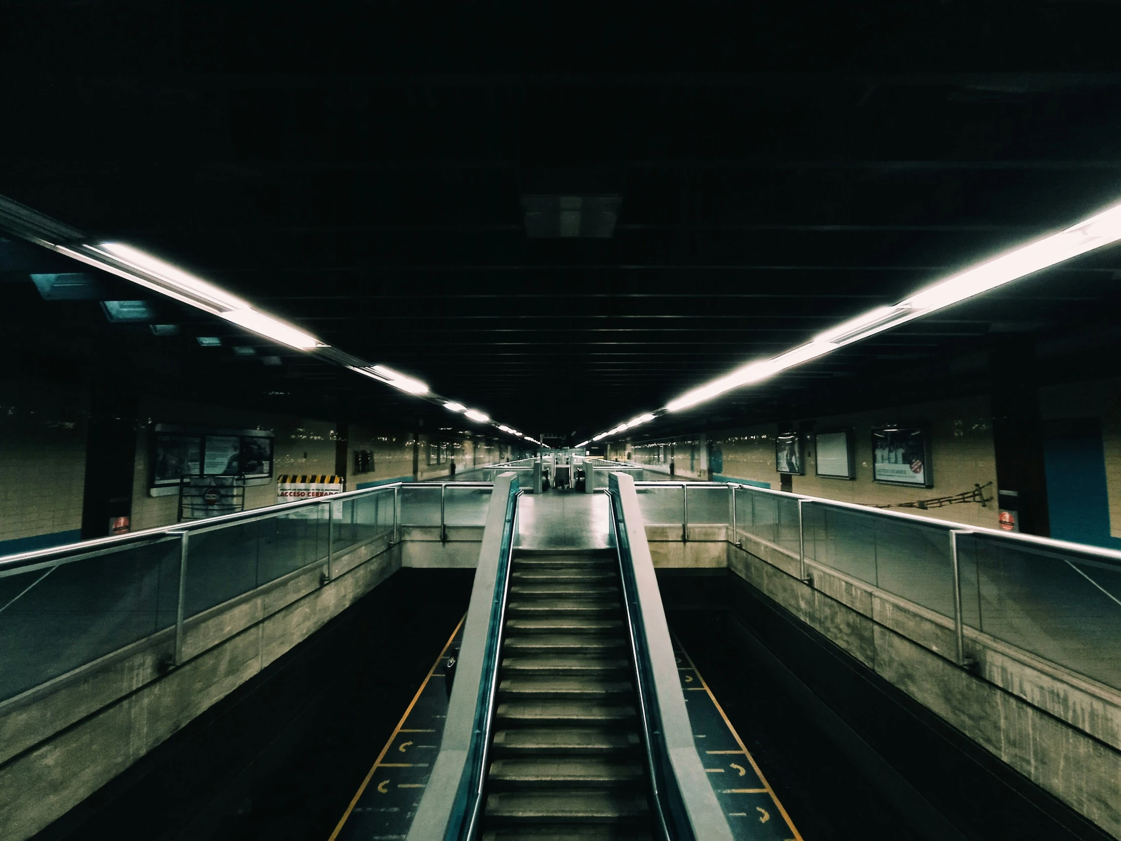 an escalator is empty in a subway area