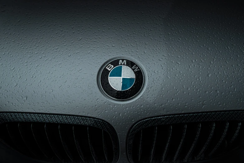 a bmw logo is shown on the front end of a car