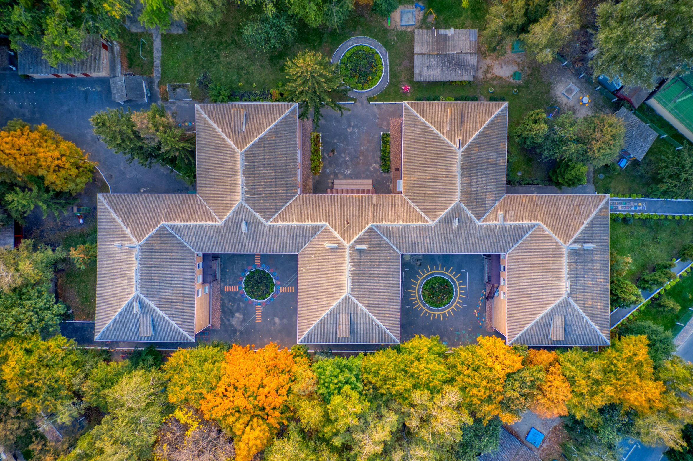 the roof and roofing is all different colors