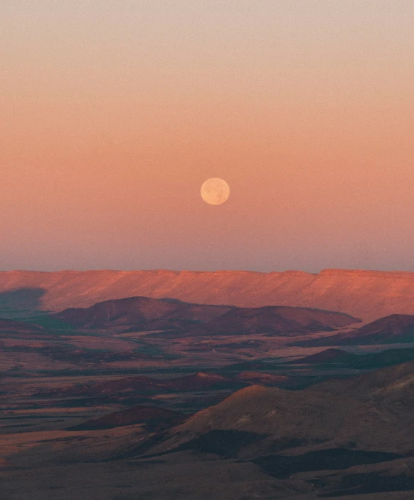 there is a very beautiful view of the sunset over a desert