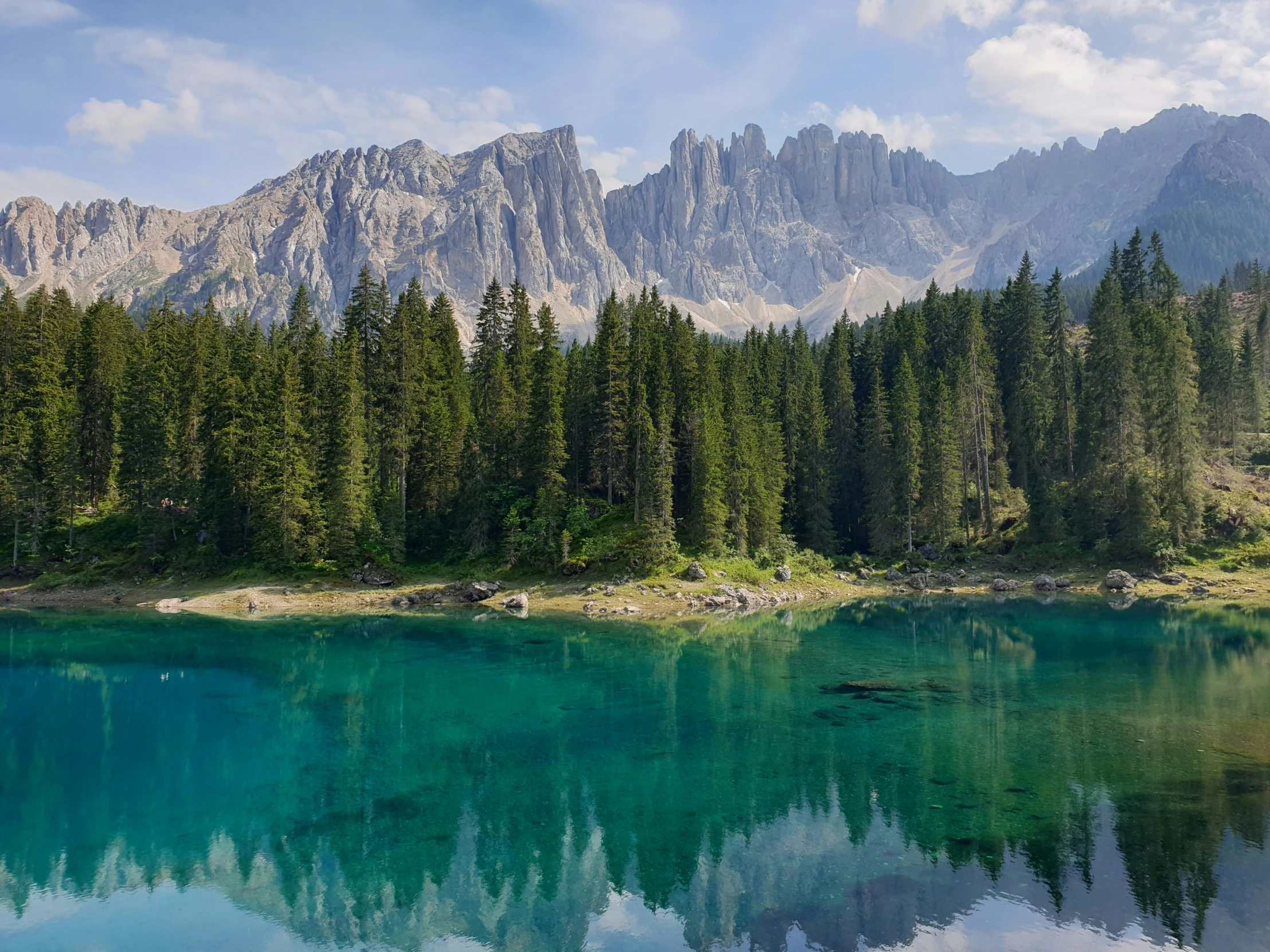 the mountain peaks surround the blue water of this lake