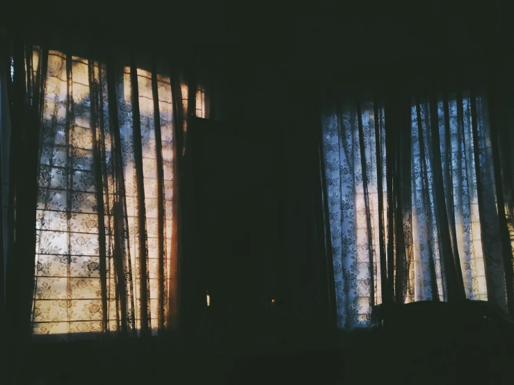 there is a room with blinds and the window with the curtain open