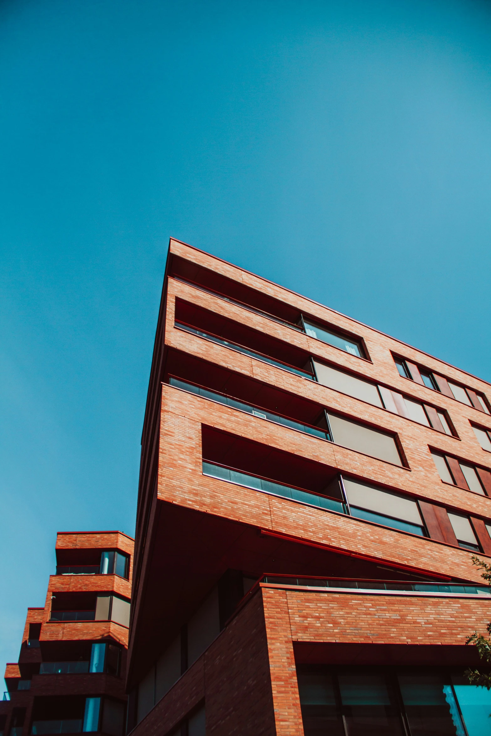 an apartment building is against a blue sky