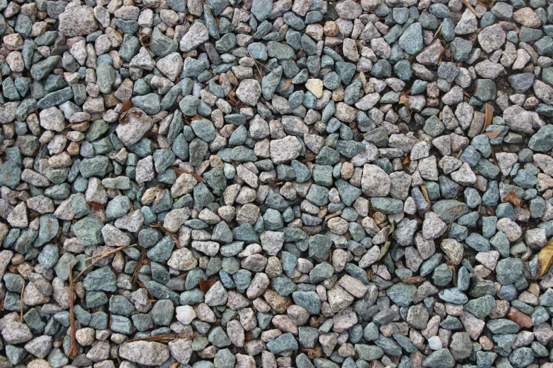 there are many blue rocks on the ground