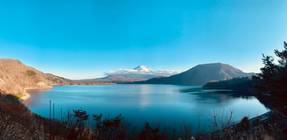 there is a lake that is surrounded by mountains