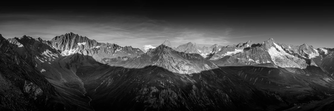 a very tall mountain range with some very big mountain tops