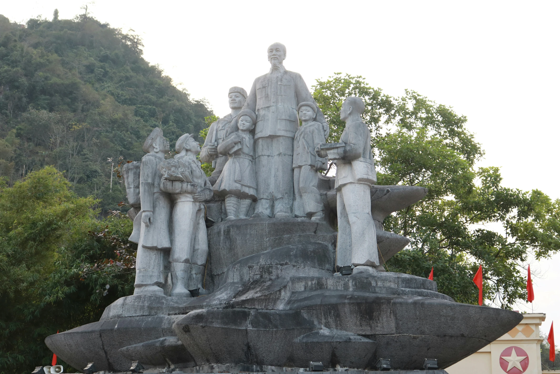 there are several statues next to a rock structure