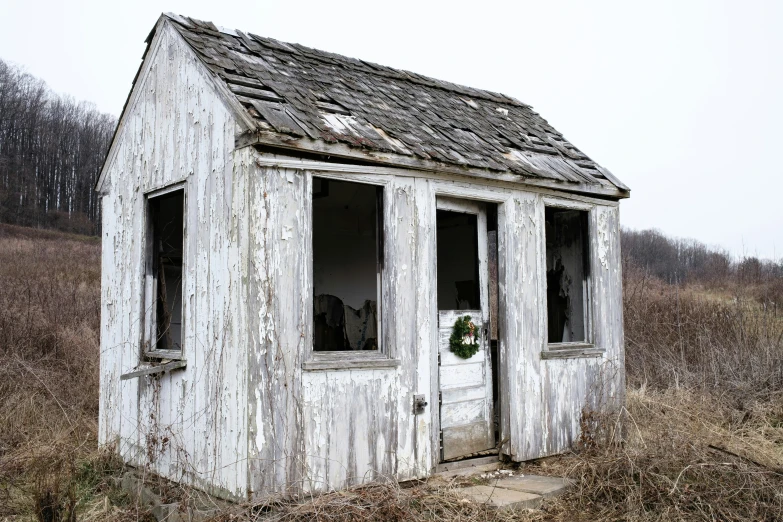 an old rundown out house in the middle of nowhere