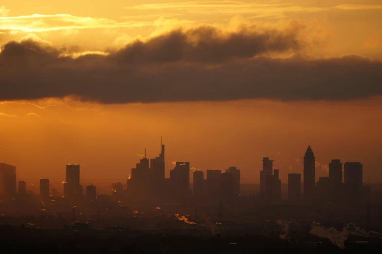 a po of a city in the middle of a sunset