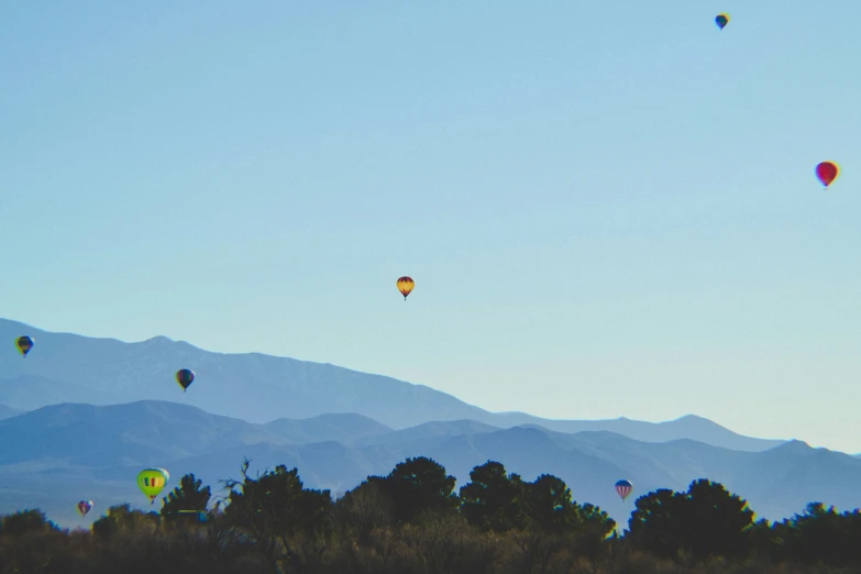 many  air balloons fly in the air