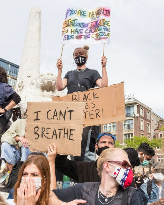 protesters holding up signs that read i can't breathe