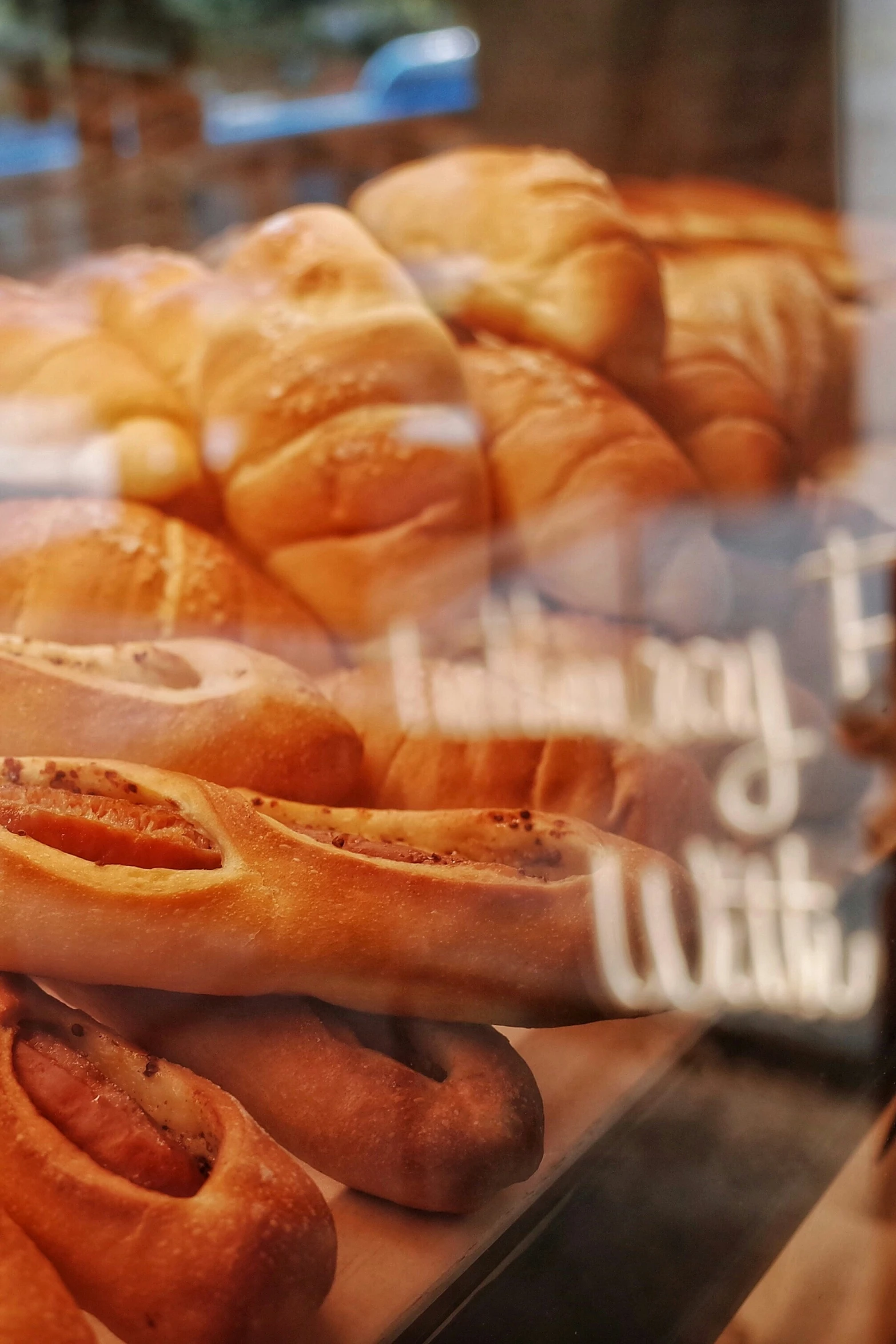 a bunch of bread rolls sitting in a display case