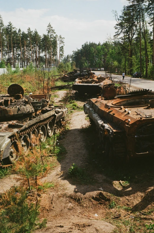 a bunch of tanks are sitting in a field