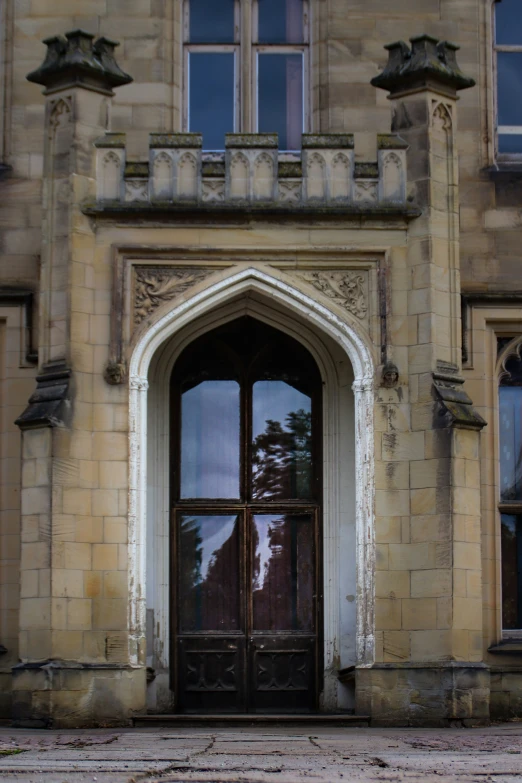 an old building with two large double doors