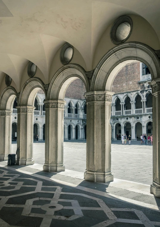 an archway lined with arches next to a building