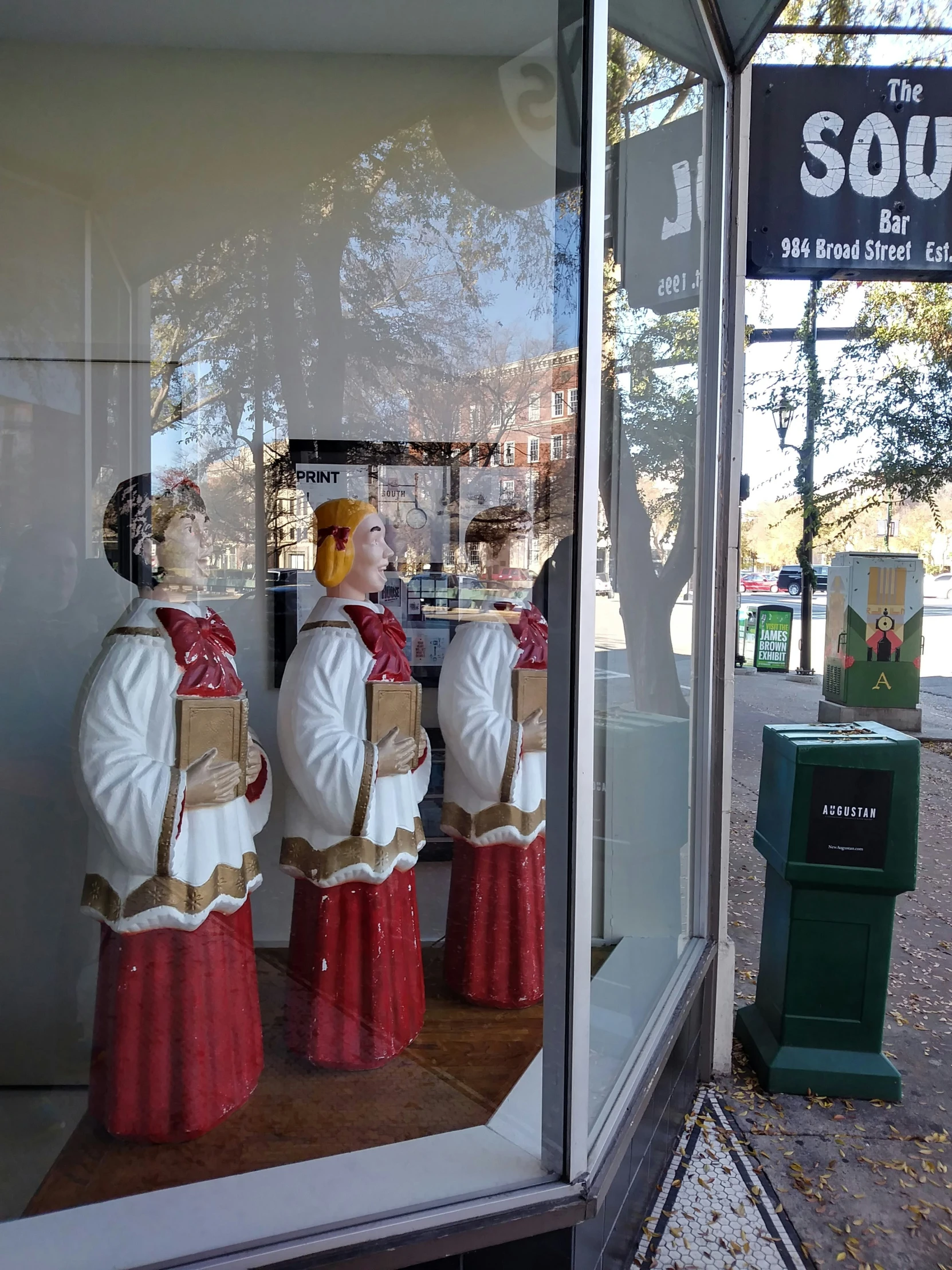 statues of women dressed in red and white