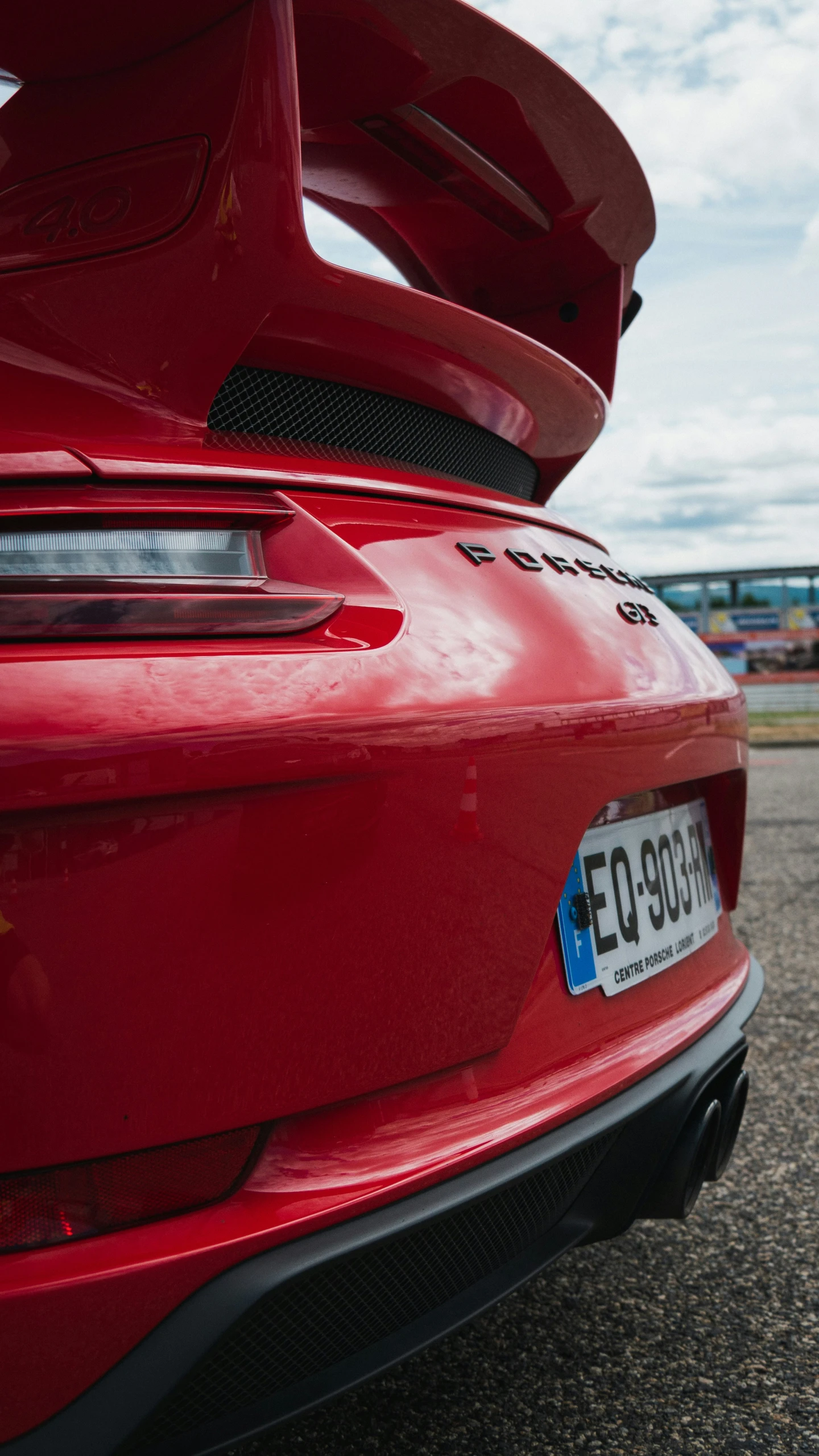 red porsche 994 gt3 with carbon rear bumper bumper splitters