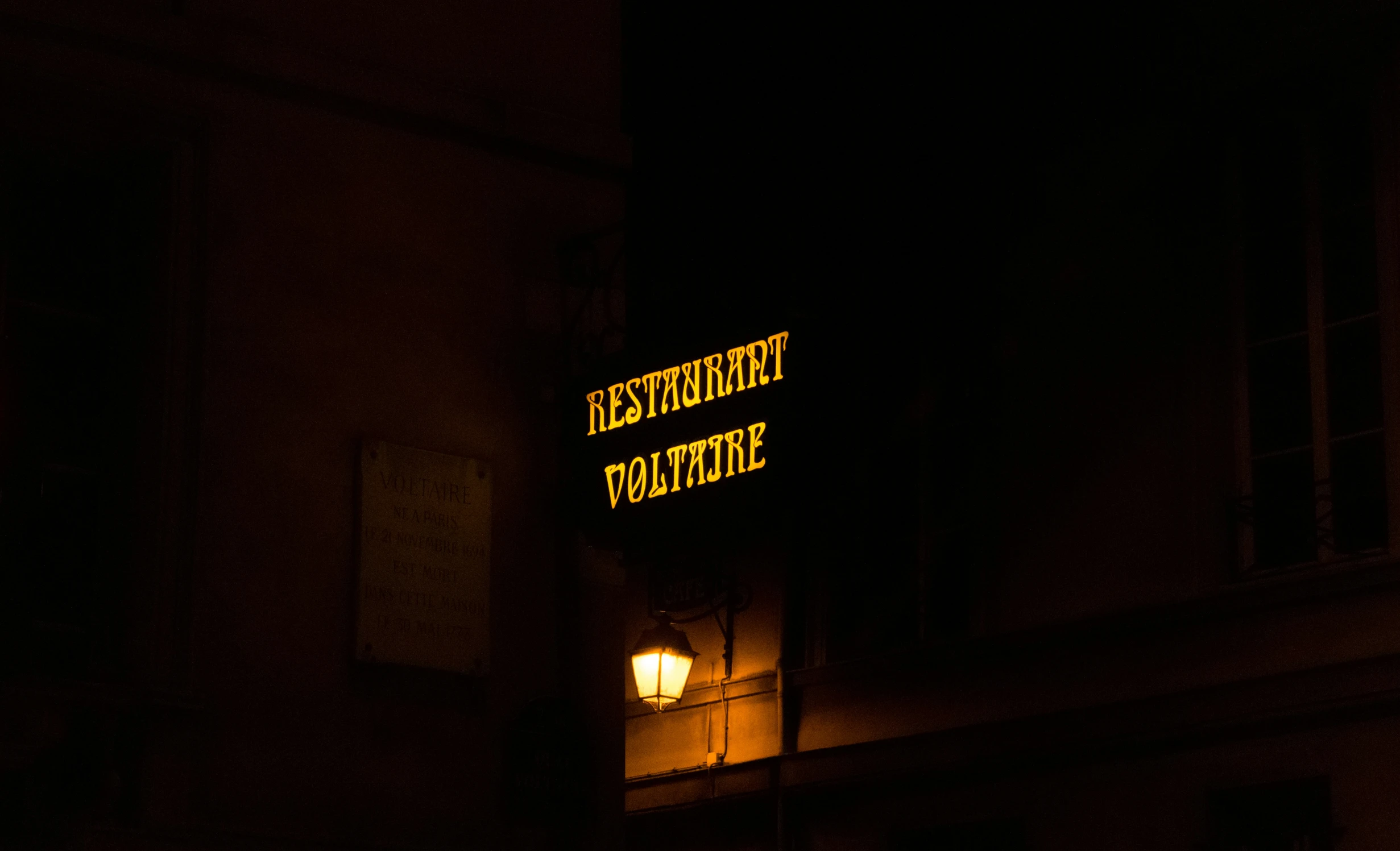 the sign is glowing at night in the dark