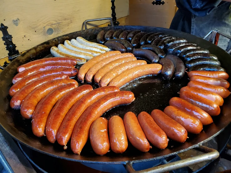 there are many  dogs and corn in a frying pan