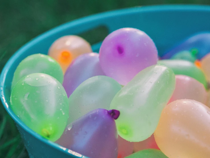 many jelly balls are in a blue bowl