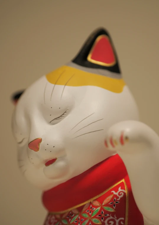 a statue of a cat has his eyes open