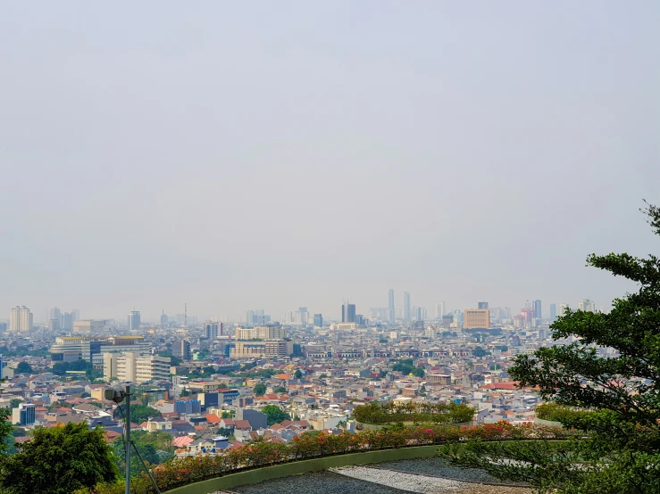 the city skyline is full of many tall buildings