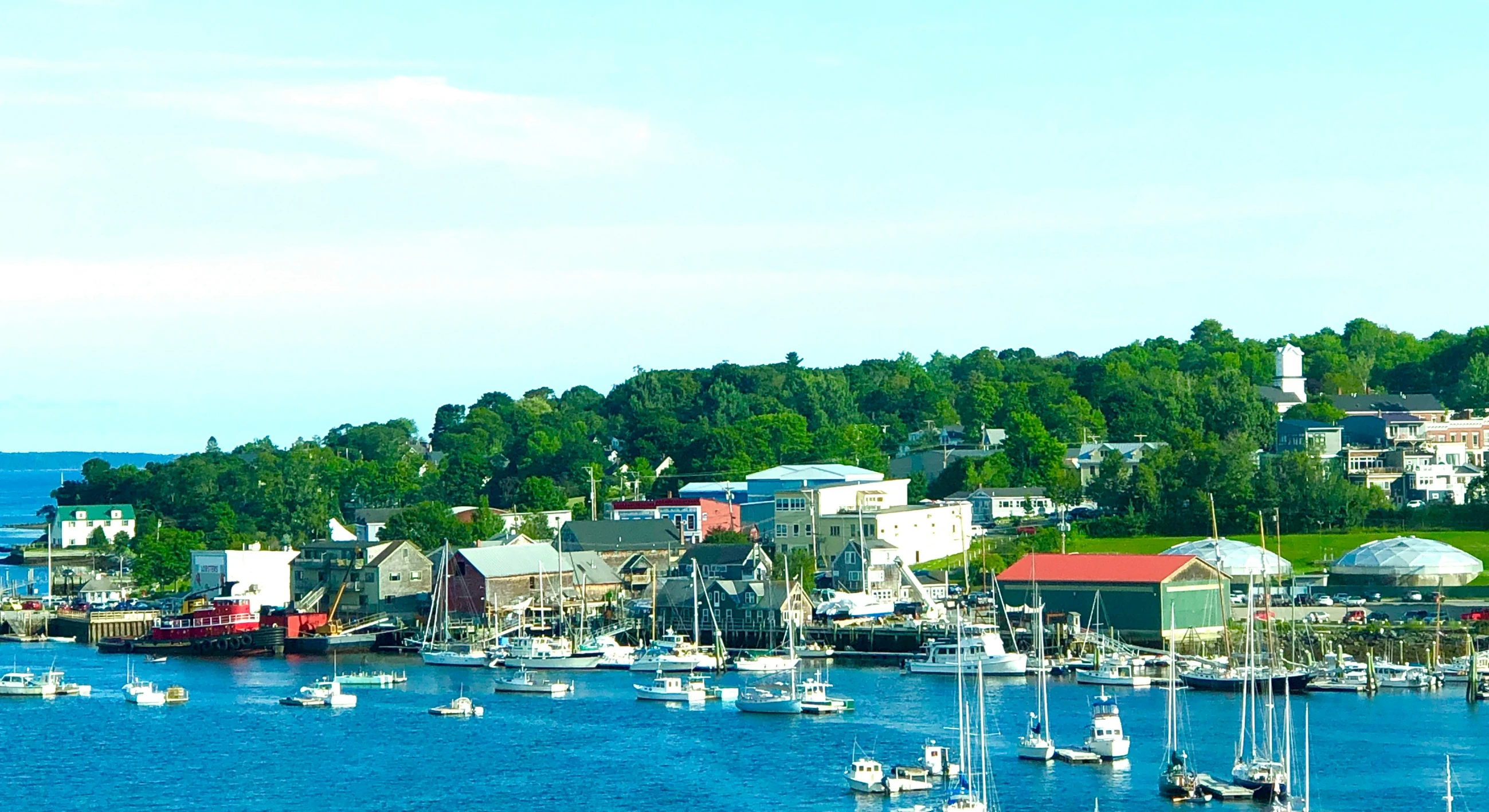 a town on an island in the middle of the water