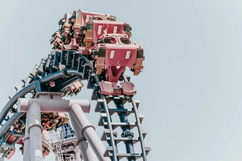 a ride at an amut park with a sky background