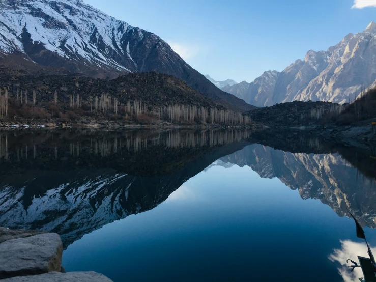 a mountain lake is surrounded by some trees