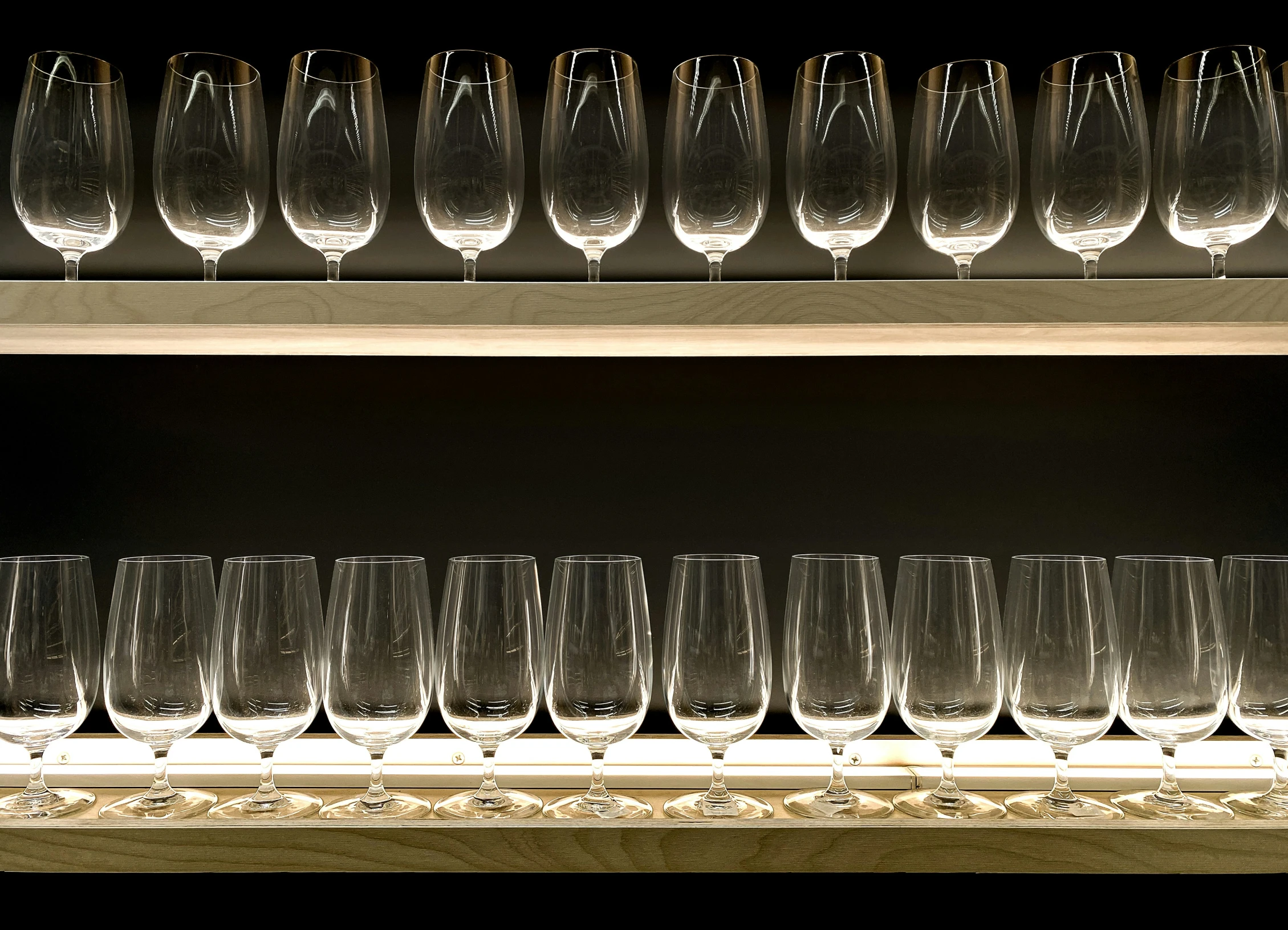 there is a shelf that has many glasses on it