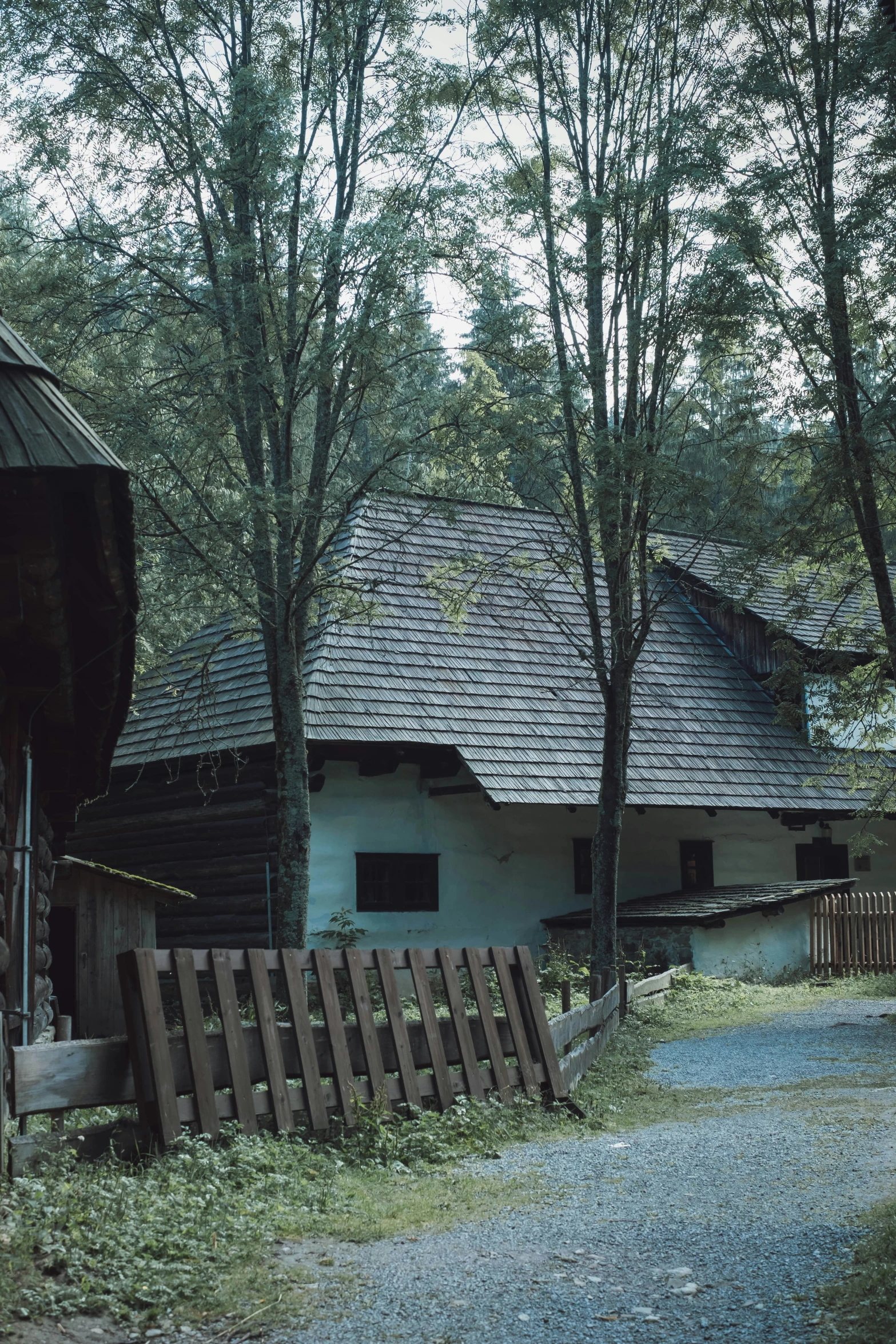 an old building in the middle of a wooded area