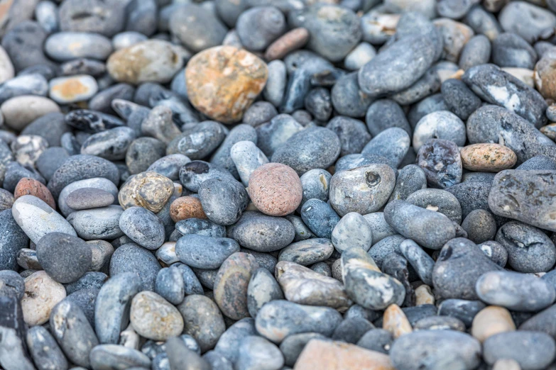 some pebbles are sitting in some grass