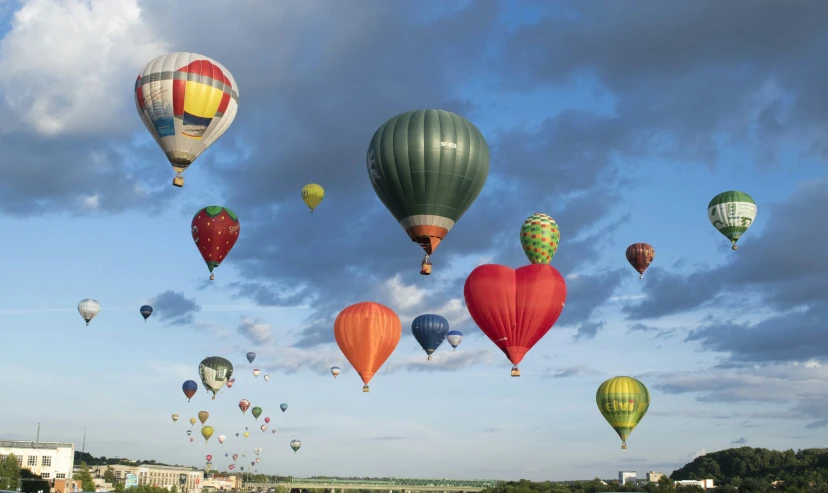 a bunch of balloons are in the sky