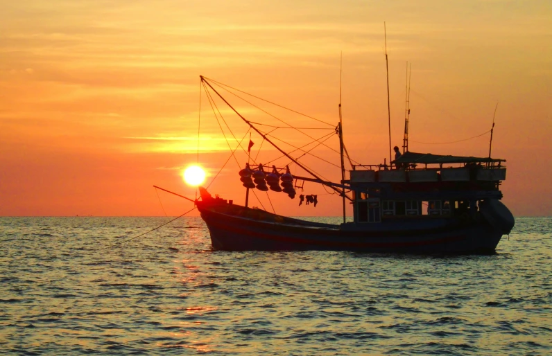 a small boat floating on top of the ocean