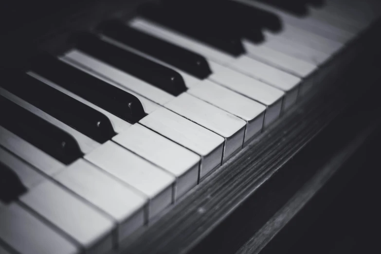 the keys of the piano are on the black and white po