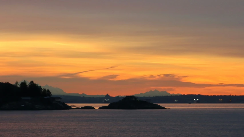 a very pretty sunrise with mountains in the distance