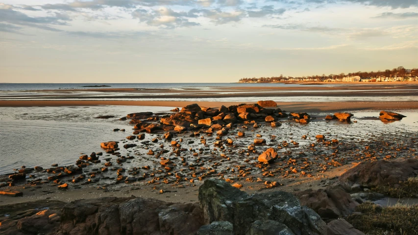 the ocean and rocky shoreline has many rocks on it