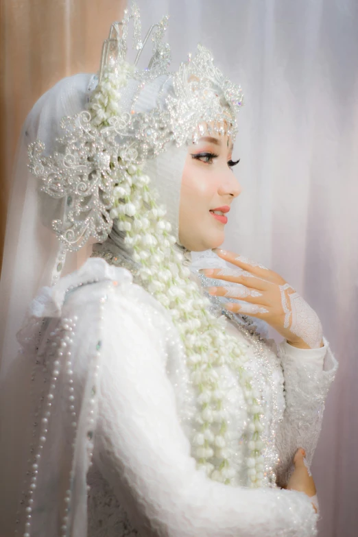 a lady with a veil, a pearl crown and headpiece