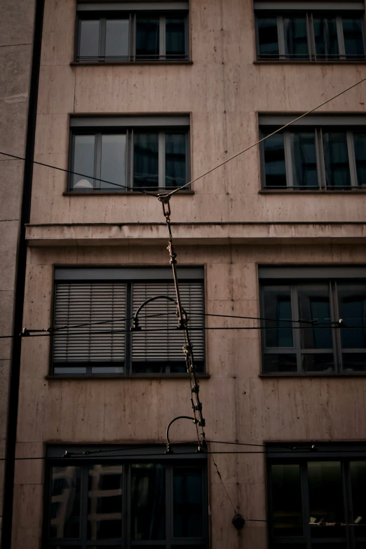 a street light that is outside of a tall building