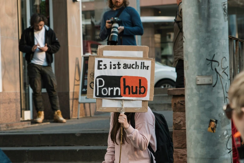 people holding a sign that reads eu ist dutch