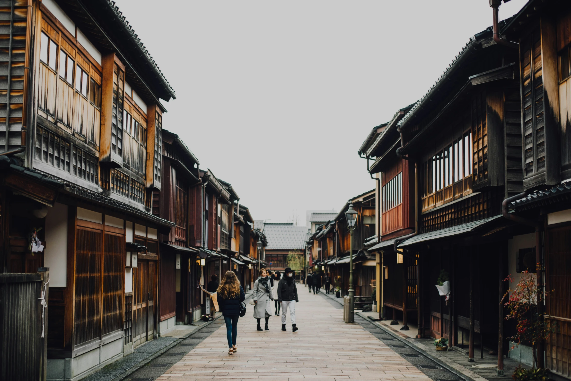 a street full of people walking down it