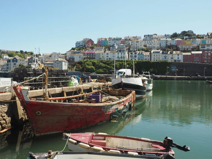 there are two boats on the water next to some buildings