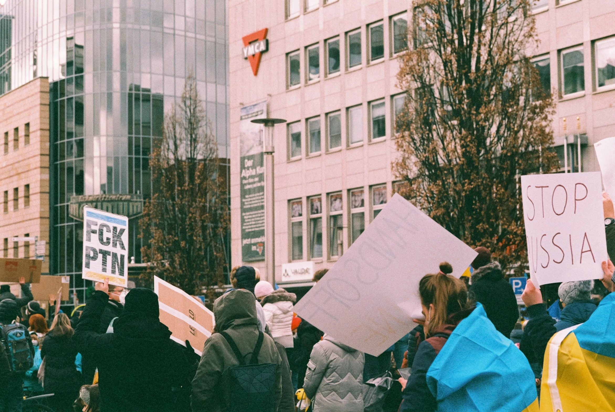 people are holding signs protesting to press for president obama