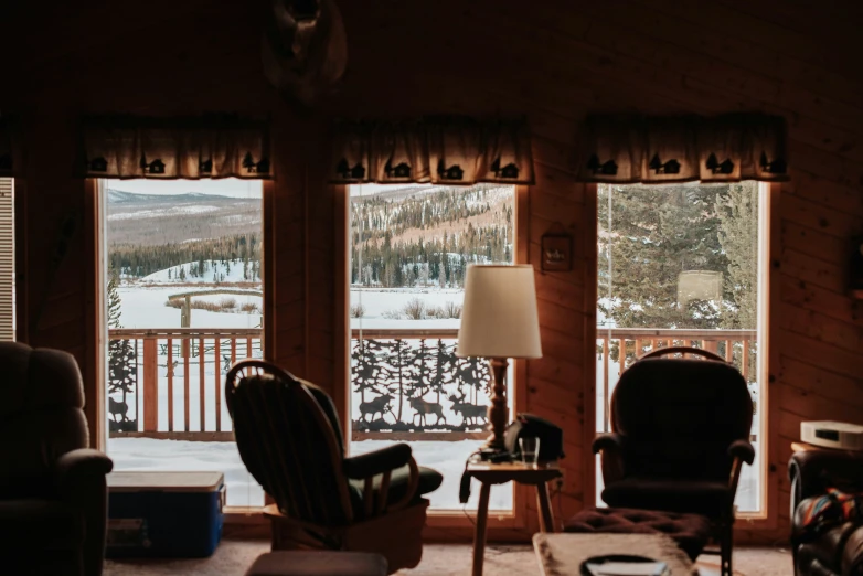 there are many chairs and a chair in the living room