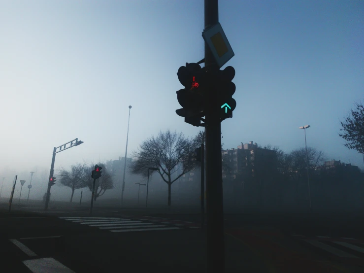 a streetlight on a foggy night